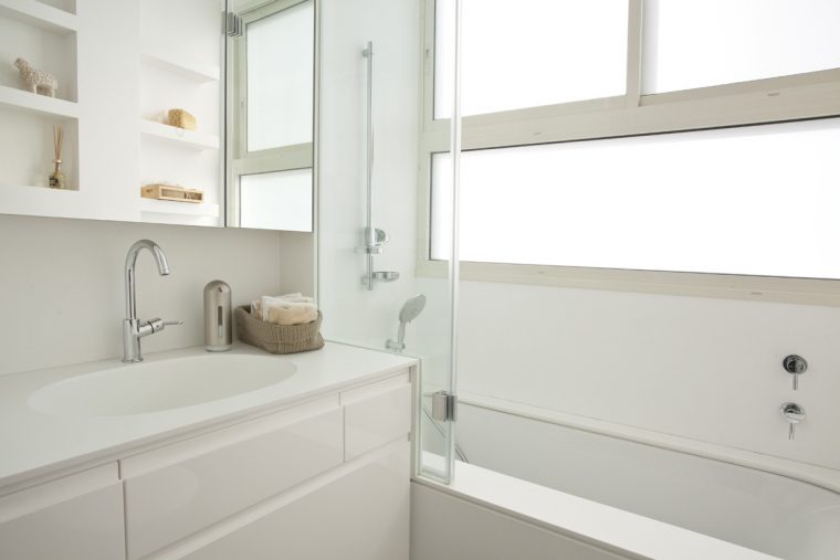 RAMAT HASHARON APARTMENT BATHROOM 1