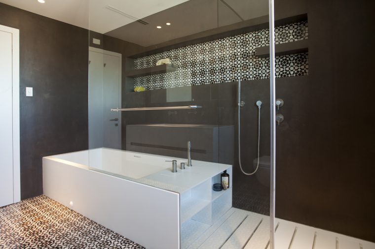 W40 BATHROOM 1